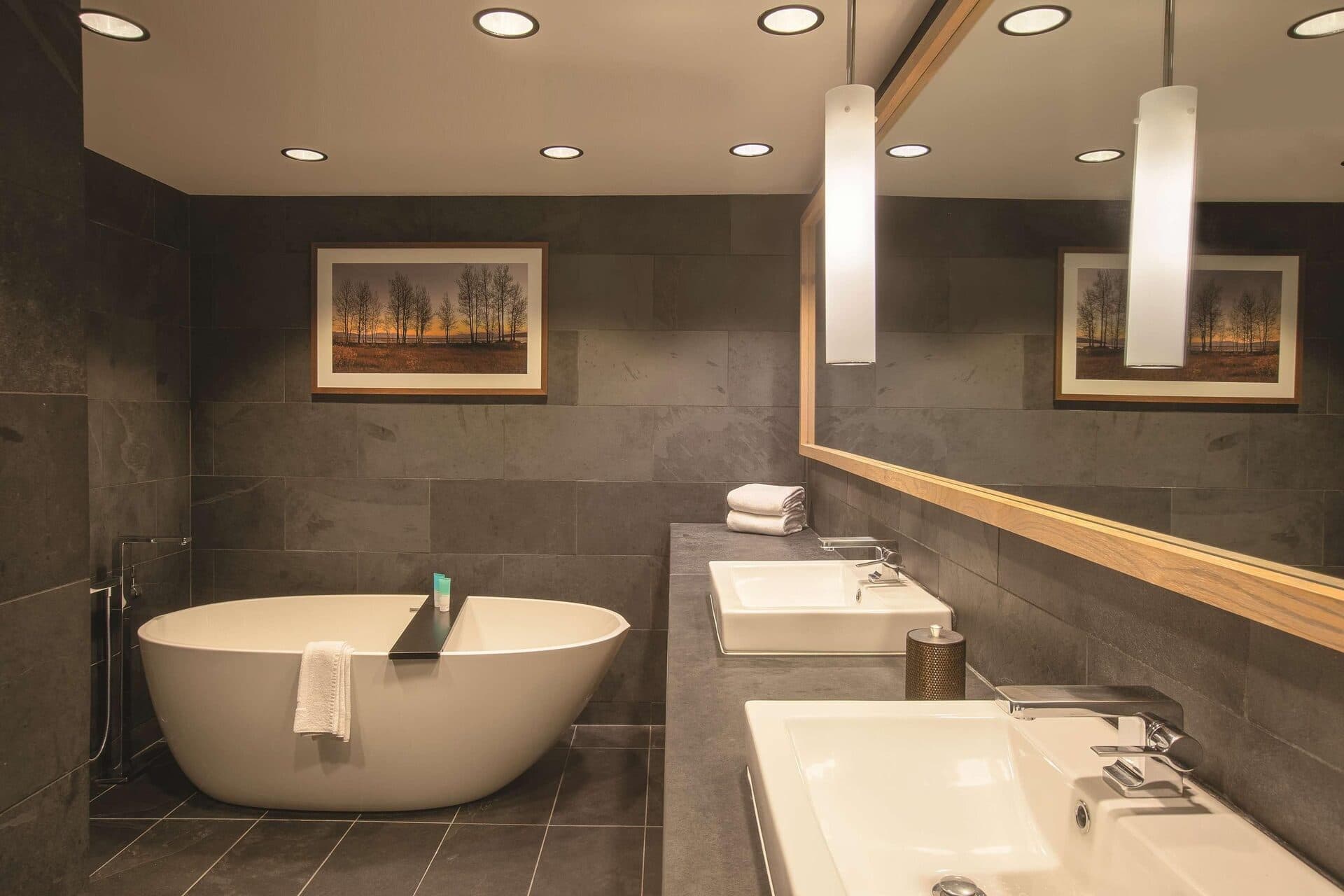Lone Eagle Grille at Hyatt Regency Lake Tahoe — dining room