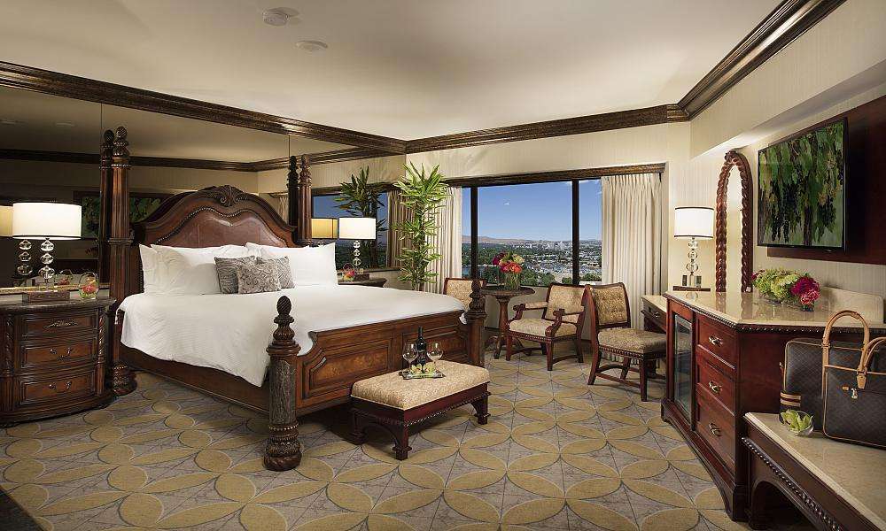 Peppermill Penthouse Suite at Peppermill Resort Spa Casino — guest suite amenities