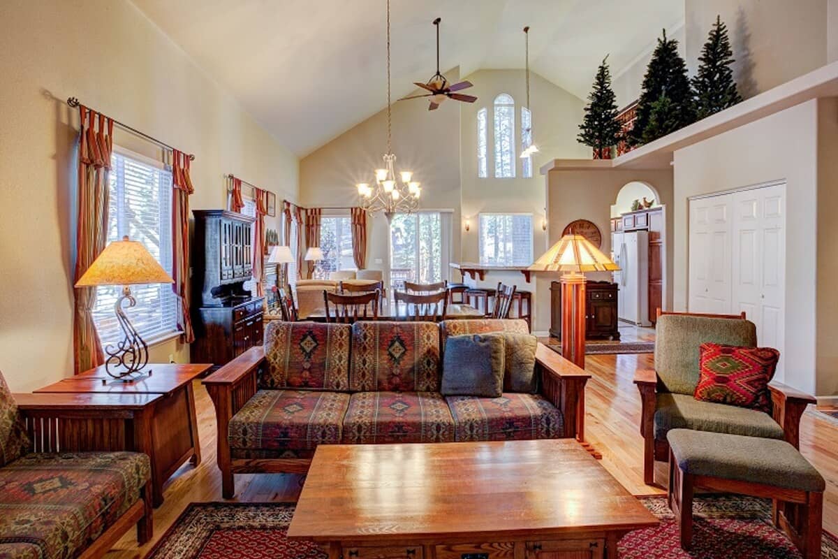 Great room with a two-storey vaulted ceiling, arched clerestory windows, mission-style furniture and the loft above at 35 Oak, Plumas Pines — 3-bedroom plus loft Plumas Pines vacation rental in Graeagle, CA