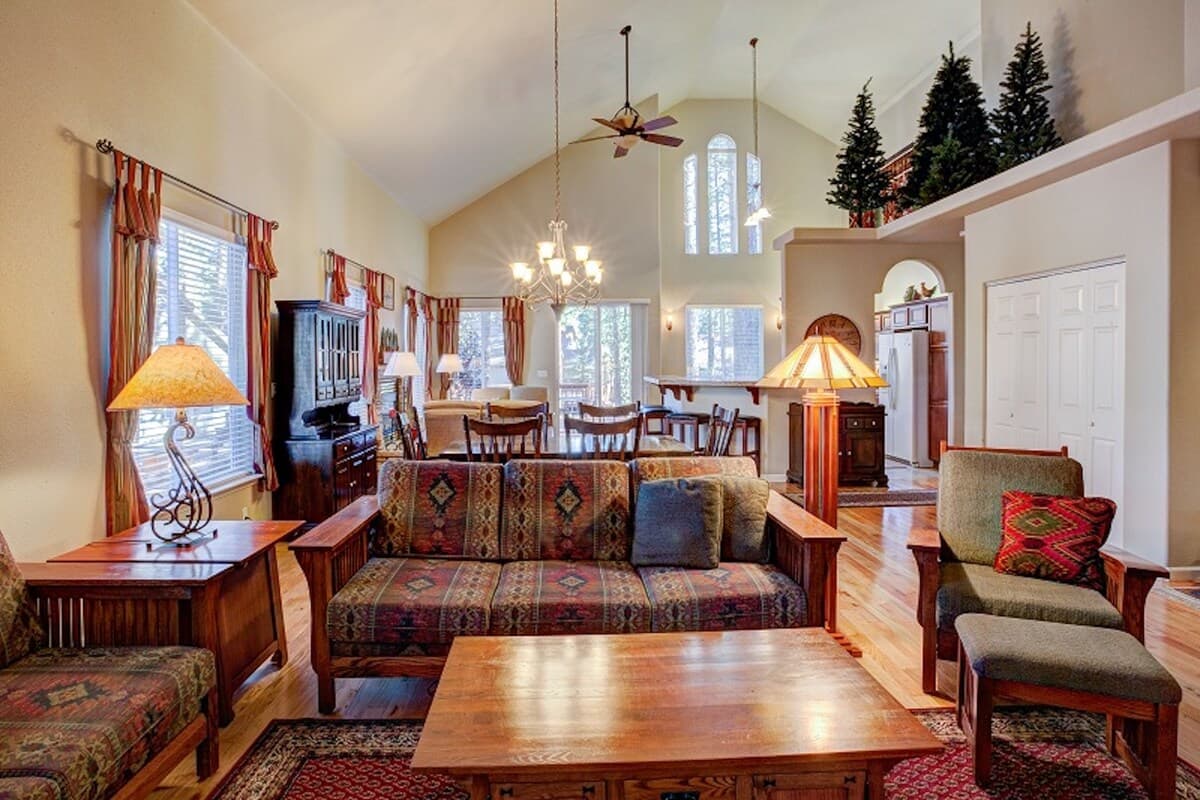 Great room with a two-storey vaulted ceiling, arched clerestory windows, mission-style furniture and the loft above at 35 Oak, Plumas Pines — 3-bedroom plus loft Plumas Pines vacation rental in Graeagle, CA