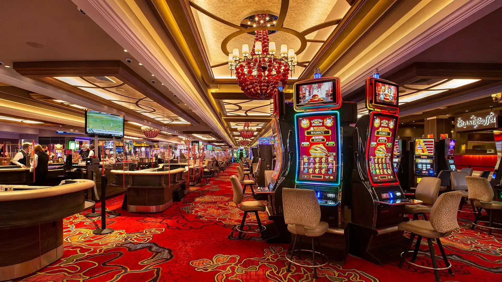 Grand Sierra Resort dining lifestyle image with friends at the bar